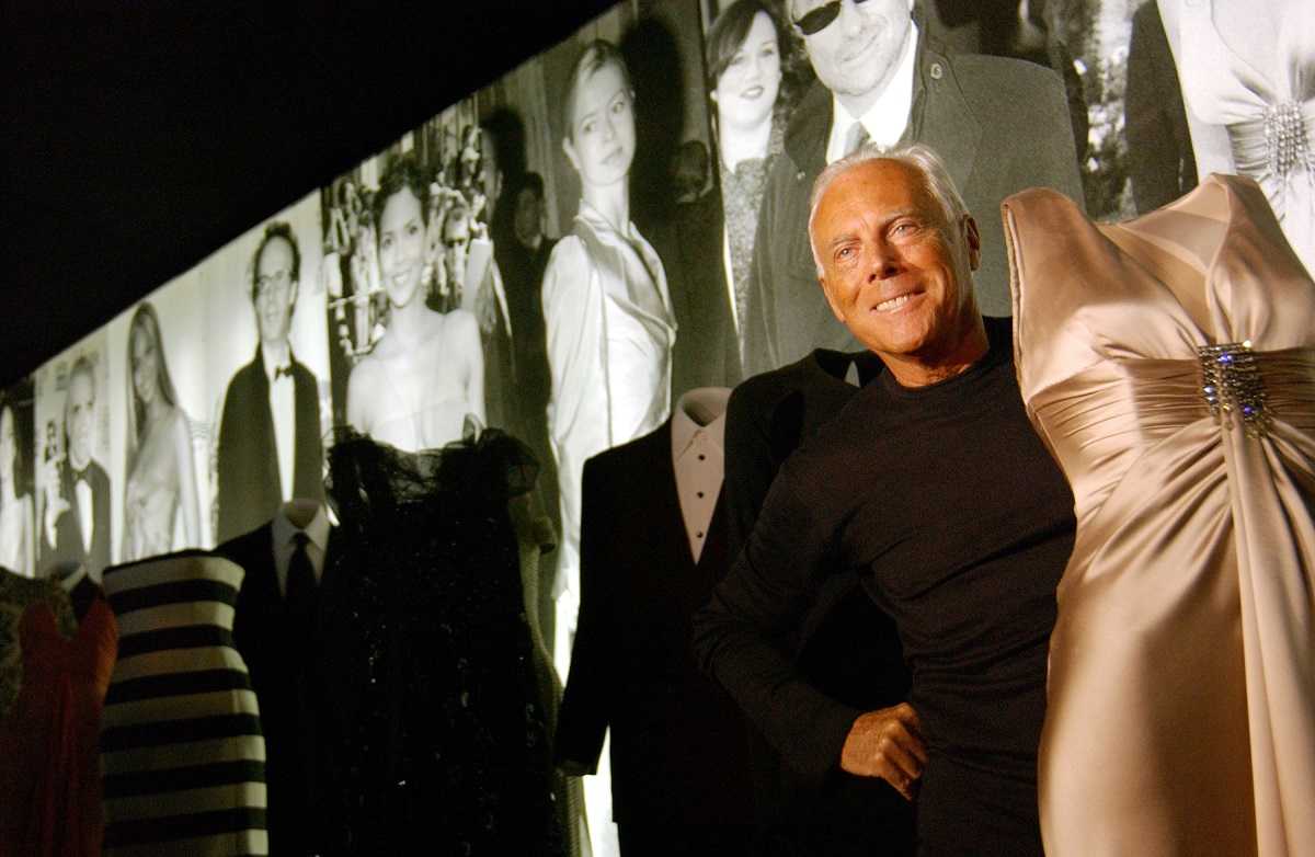 Показ giorgio armani весна лето 2023, фото коллекции с подиума, комбинированные платья и атласные брюки, крупные серьги и массивные колье