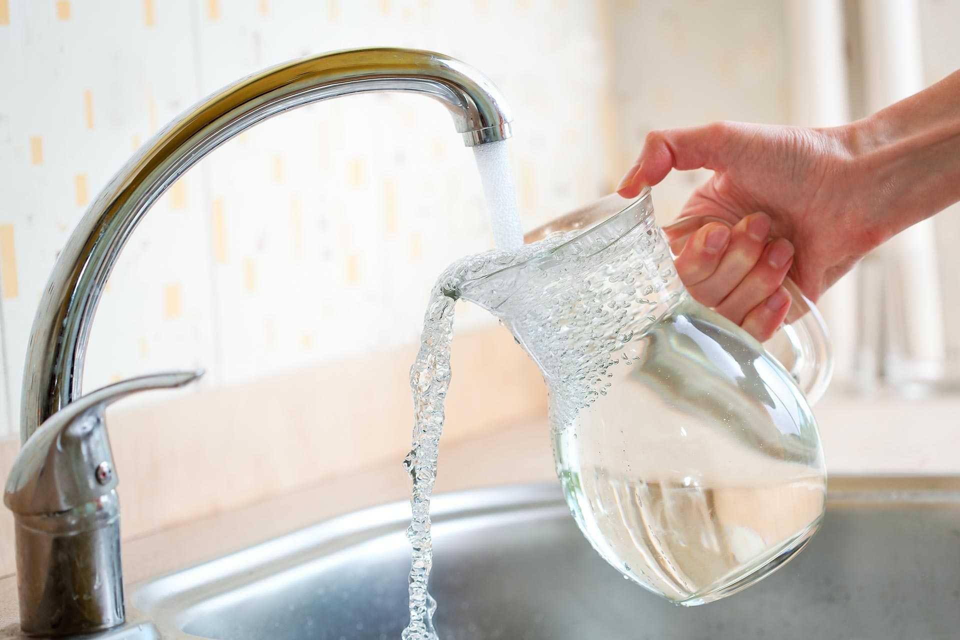 Питьевая вода в домашних условиях. Вода из крана. Питьевая вода из под крана. Чистая вода из под крана. Кран с водой.