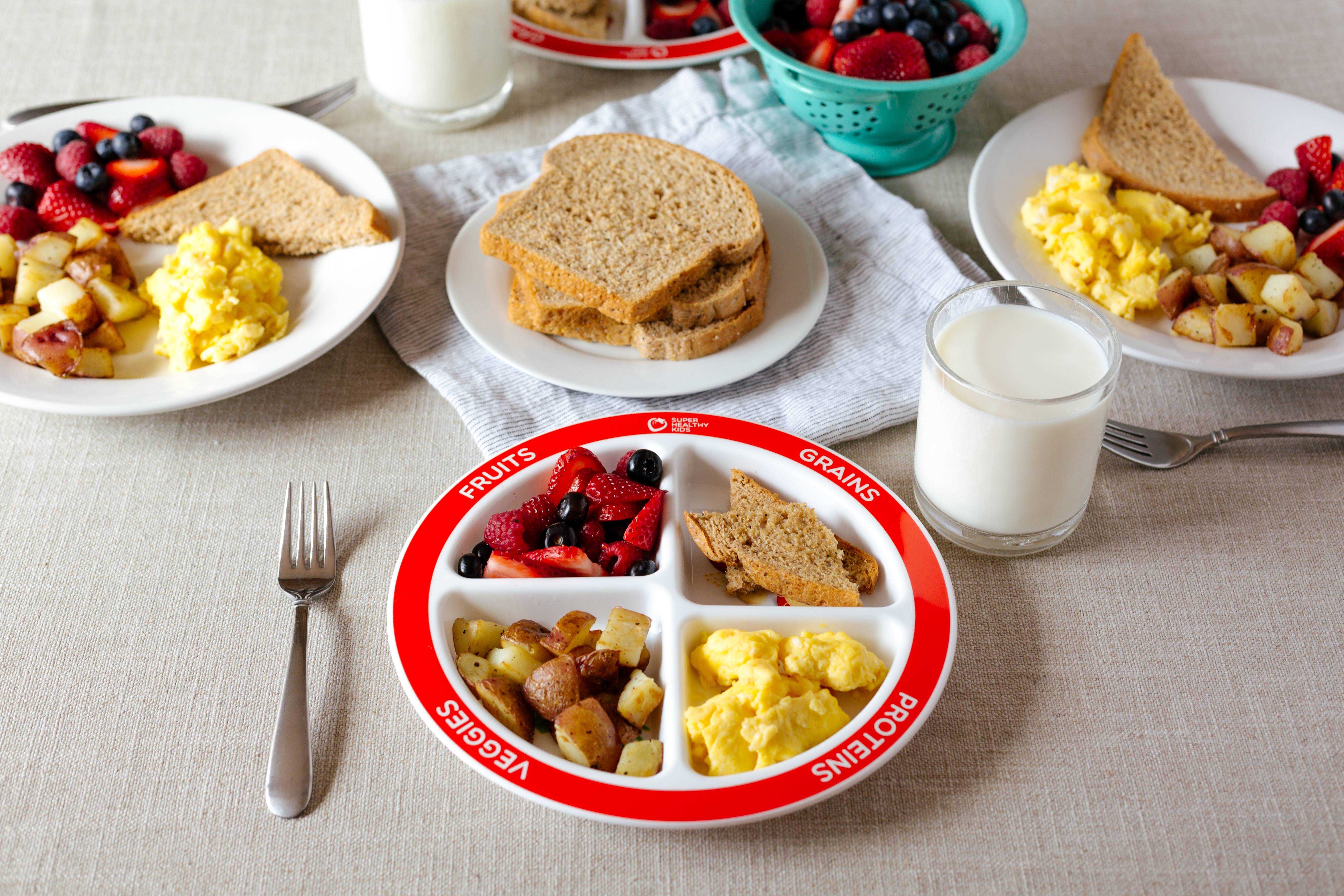 Пять завтраков. Сбалансированное завтрак. Сбалансированные Завтраки. Здоровый завтрак для детей. Правильный завтрак.