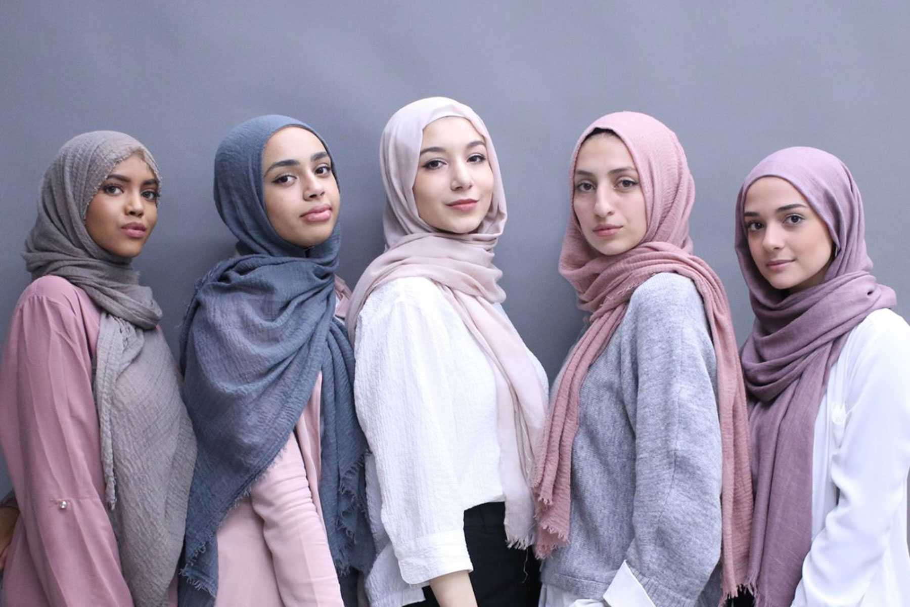 Group hijab. Хиджаб Муслима. Мусульманка в хиджабе. Женщина в хиджабе. Мусульманские женщины.