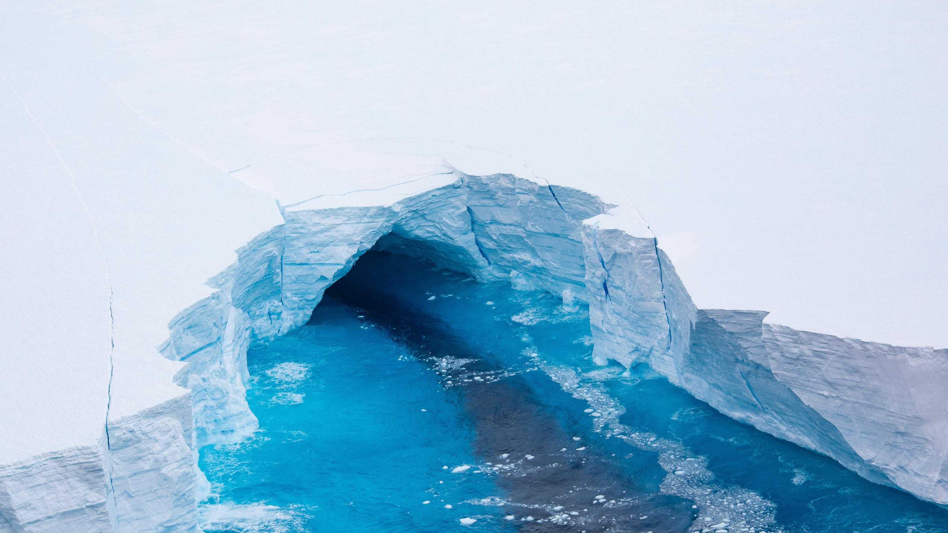 Айсберг в океане текст. Самый большой Айсберг в Антарктиде. Айсберг а 74. Самы1 большой Айсберг в мире. Айсберг из космоса.