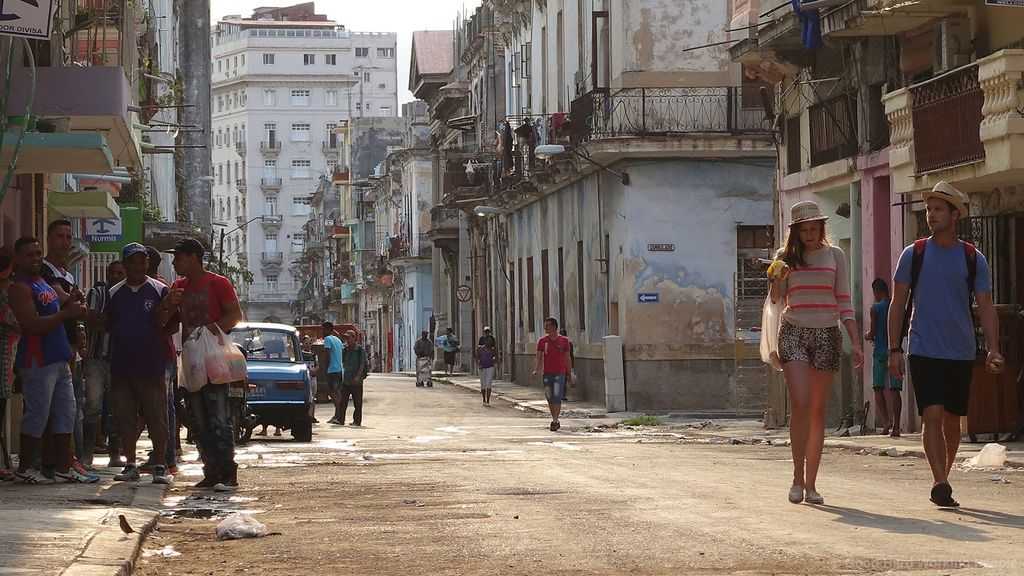 Кубинские названия. Кубат Гавана. Гавана Хиральдия. Гавана местные жители. Гавана девушки.